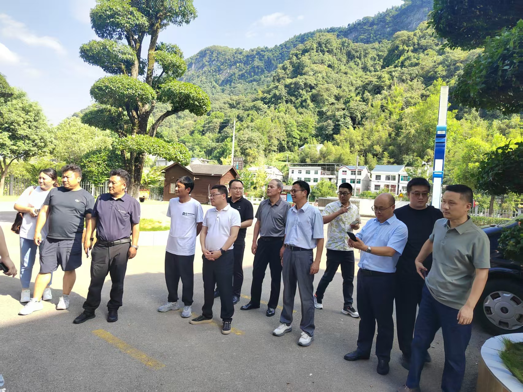 西藏自治區(qū)加查縣縣委常委、副縣長(zhǎng)陳愛國(guó)一行蒞臨清江鱘龍調(diào)研