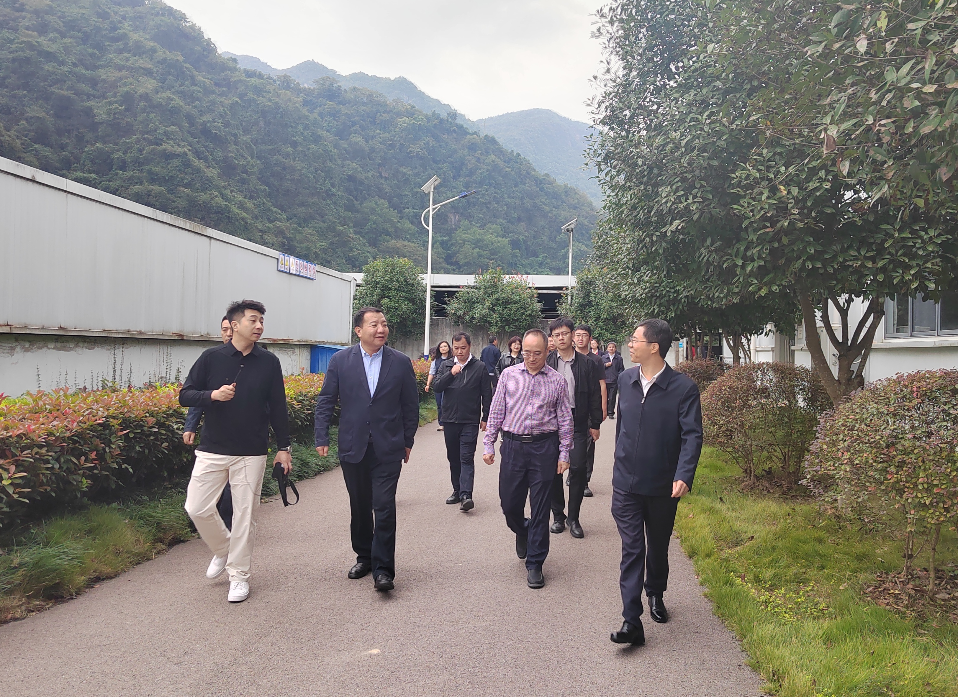 全國(guó)人大民委 國(guó)家民委蒞臨清江鱘龍調(diào)研